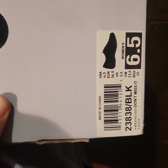 Sketchers Relaxed Fit - Picture 3 of 3